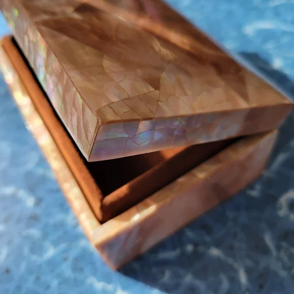 Jewelry box with beautiful shell inlay and soft velvet like interior. - Picture 3 of 7